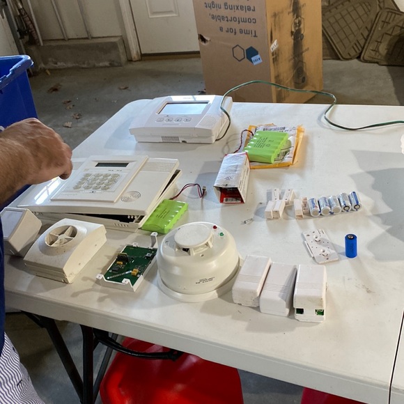 Honeywell lynxr /l  and l5000 touch alarm system - Picture 1 of 3